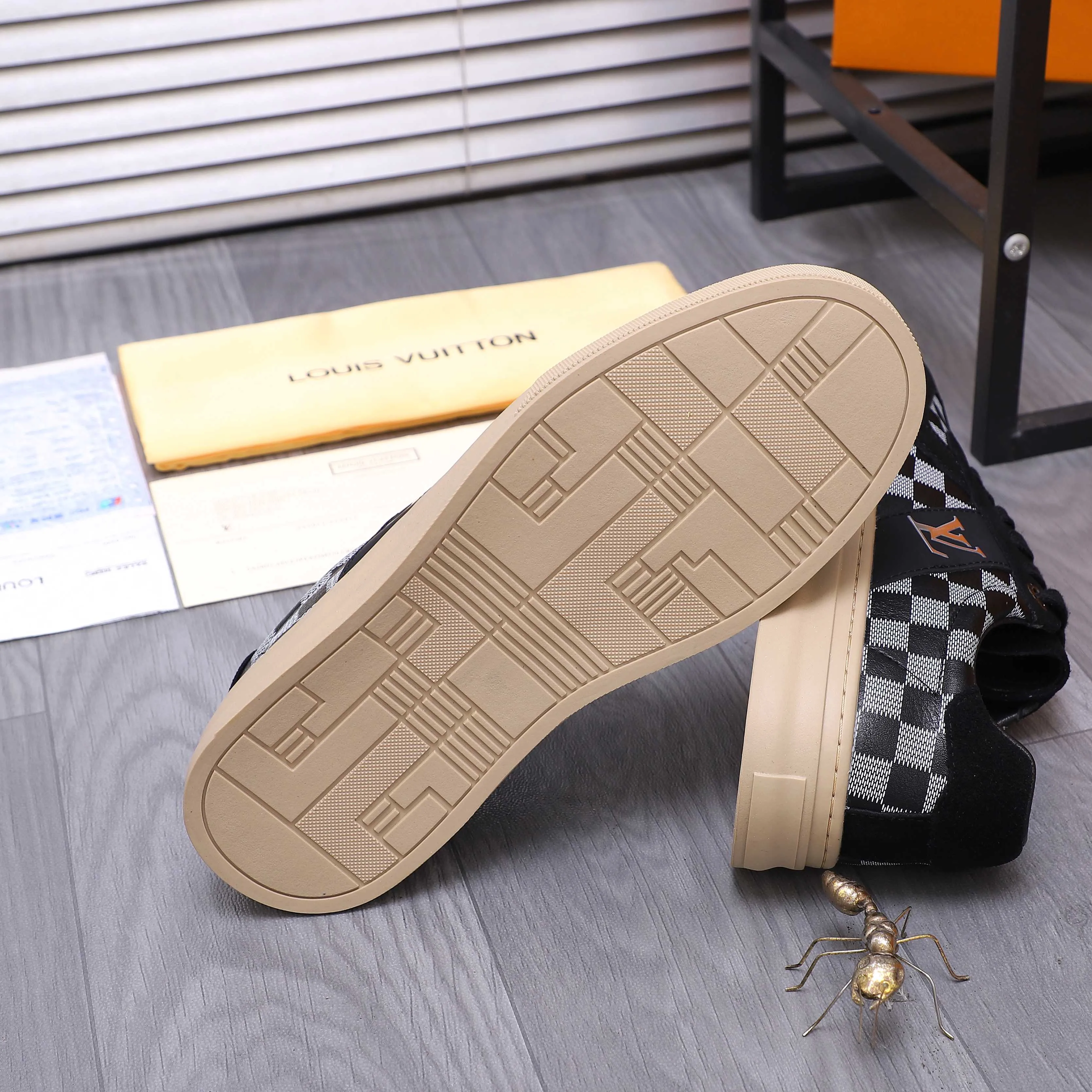Men's shoes 💰p400 Product trademark: LV "Louis Vuitton" casual lace-up men's shoes Regular size: 38-44 Product materials: Selected matte cowhide stitching plaid cowhide upper, sheepskin lining, rubber outsole